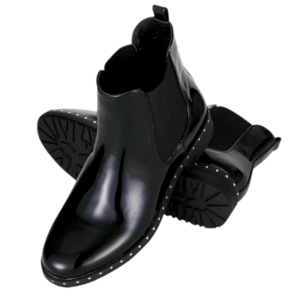NWT Women’s Black Chelsea Rain & Winter Boots W/Rivet Detail. Size 8M.